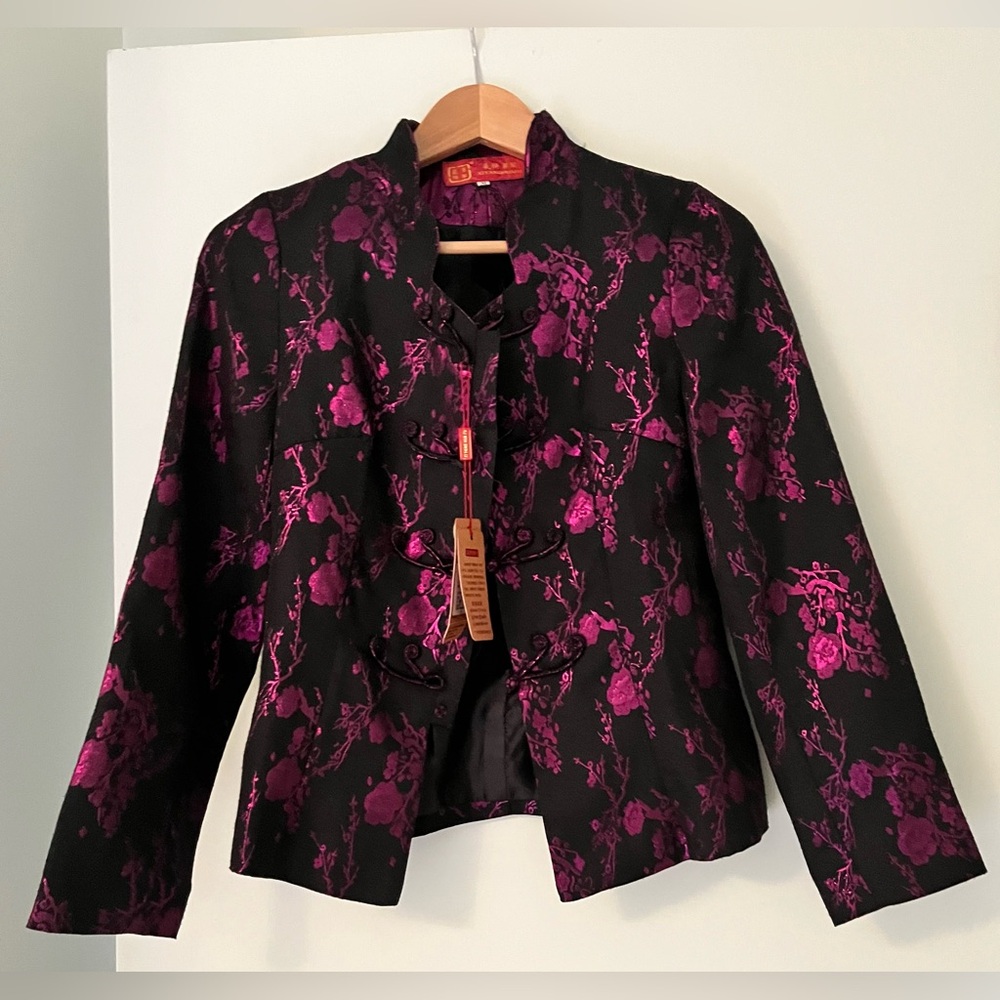 NWT XI YANG HUA FU black jacket with lustrous purple floral pattern, fits Small